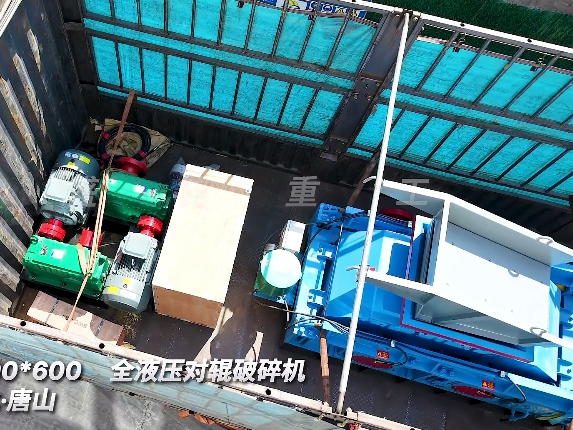 800x600型全液壓對(duì)輥破碎機(jī)  發(fā)往河北唐山圖片